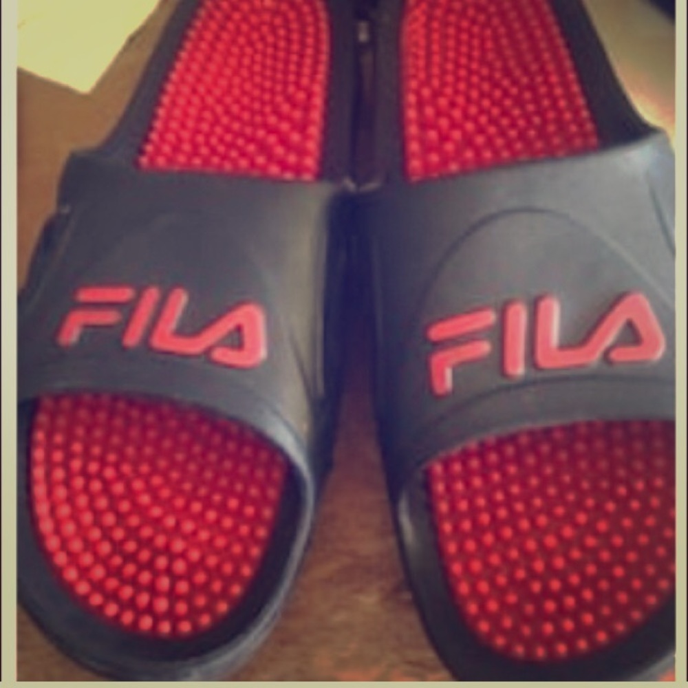 Men’s Size 10M  Fila Slides